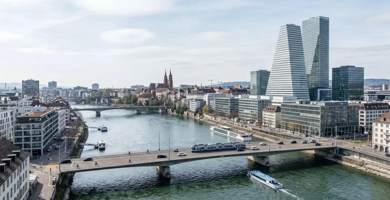 Weitwinkelaufnahme der modernen Basler Stadtlandschaft mit Rheinufer und zeitgenössischer Architektur bei natürlichem Tageslicht, ohne Personen im Vordergrund